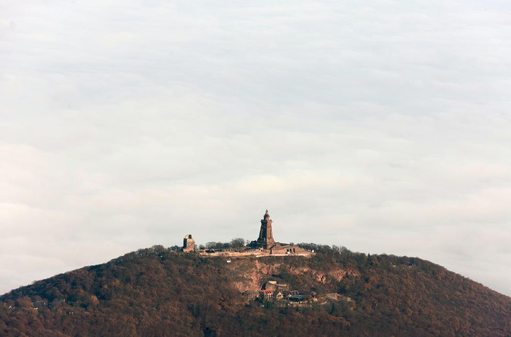Steinthaleben aus der Vogelperspektive: Herbstwetter mit Hochnebel - Wolkendecke am Kyffhäuserdenkmal bei Steinthaleben in Thüringen