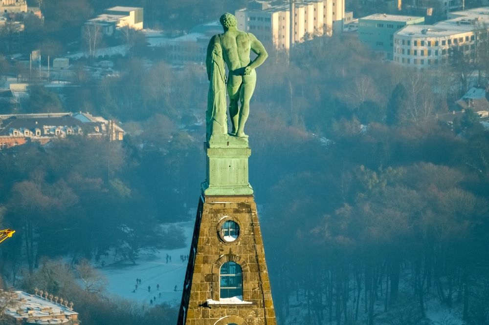Kassel aus der Vogelperspektive: Herkules-Statue auf der Spitze vom Schloss Herkules im Bergpark Wilhelmshöhe bei Kassel im Bundesland Hessen