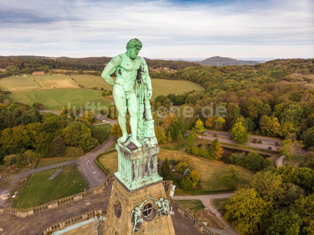 Kassel von oben - Herkules-Statue auf der Spitze vom Schloss Herkules im Bergpark Wilhelmshöhe bei Kassel im Bundesland Hessen