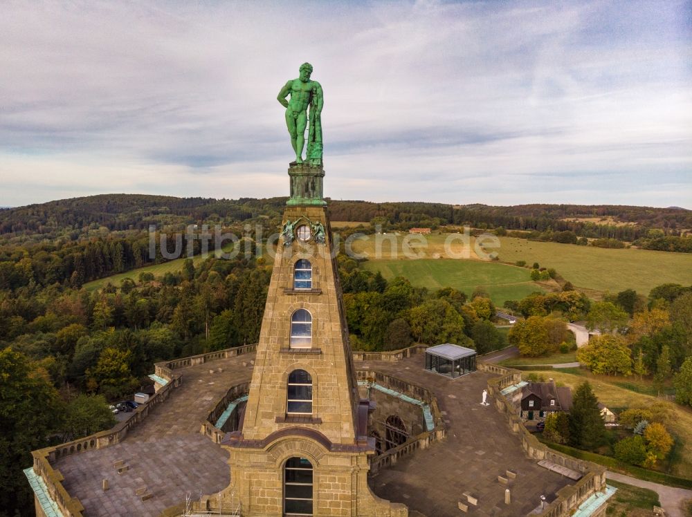 Luftbild Kassel - Herkules-Statue auf der Spitze vom Schloss Herkules im Bergpark Wilhelmshöhe bei Kassel im Bundesland Hessen
