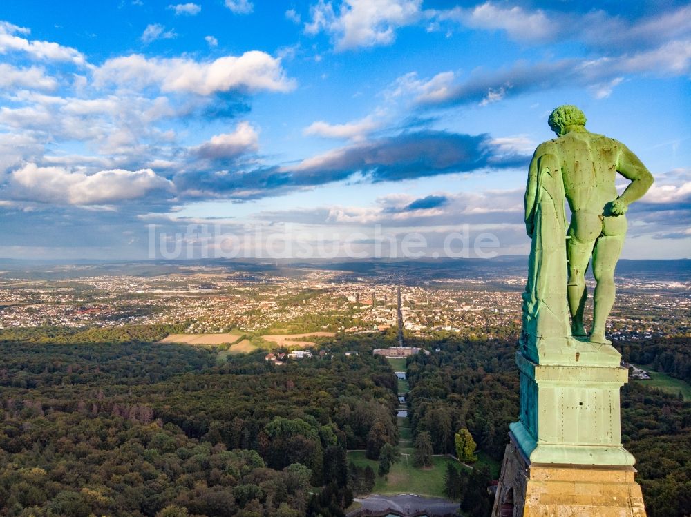 Luftaufnahme Kassel - Herkules-Statue auf der Spitze vom Schloss Herkules im Bergpark Wilhelmshöhe bei Kassel im Bundesland Hessen