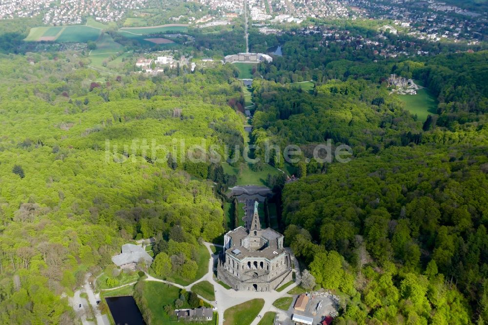 Kassel von oben - Herkules-Statue auf der Spitze vom Schloss Herkules im Bergpark Wilhelmshöhe bei Kassel im Bundesland Hessen