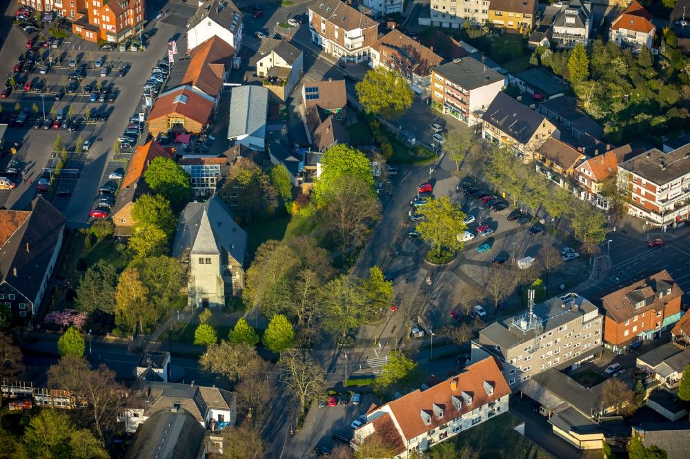 Hamm von oben - Herringer Markt und Kirche St. Viktor im herbstlichen Stadtteil Herringen in Hamm im Bundesland Nordrhein-Westfalen