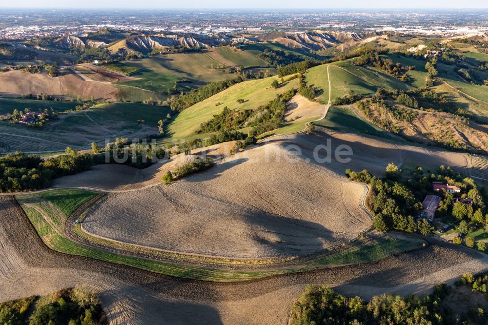 Nirano von oben - Hügellandschaft in Nirano in Emilia-Romagna, Italien