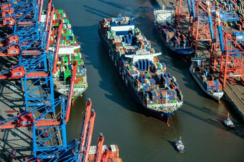 Hamburg von oben - HHLA Logistics Container Terminal Burchardkai,ein Containschiff wir geschleppt im Hamburger Hafen in Hamburg