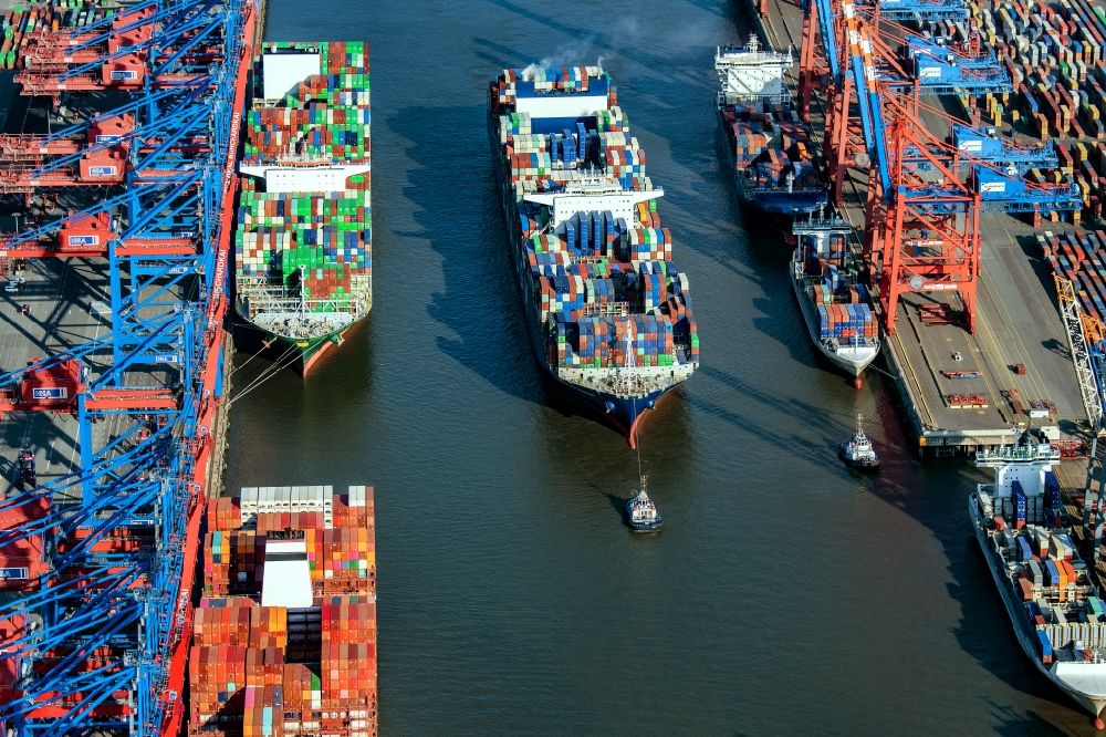 Hamburg aus der Vogelperspektive: HHLA Logistics Container Terminal Burchardkai,ein Containschiff wir geschleppt im Hamburger Hafen in Hamburg