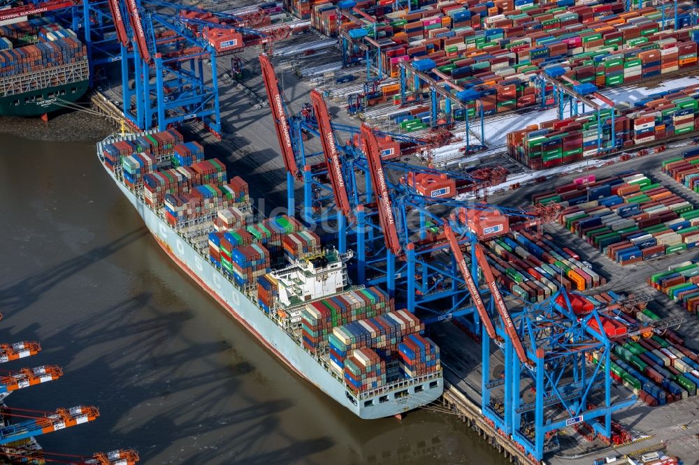 Hamburg aus der Vogelperspektive: HHLA Logistics Container Terminal Burchardkai,ein Containschiff wir geschleppt im Hamburger Hafen in Hamburg
