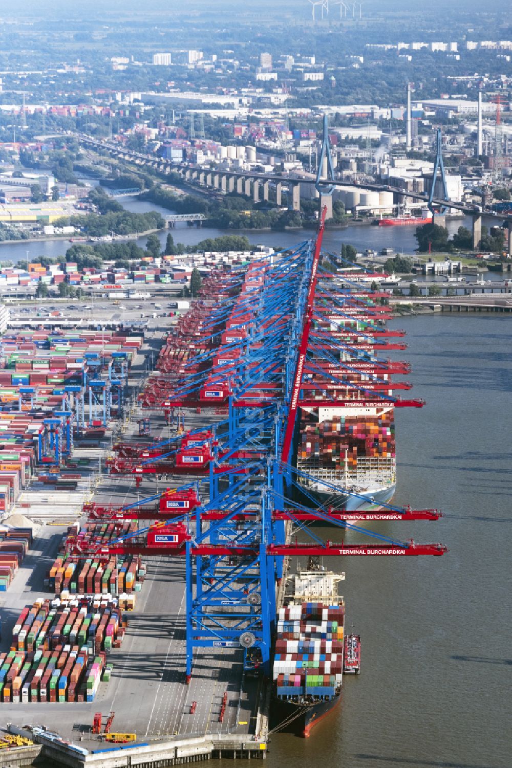 Hamburg von oben - HHLA Logistics Container Terminal Burchhardkai am Hamburger Hafen / Waltershofer Hafen in Hamburg