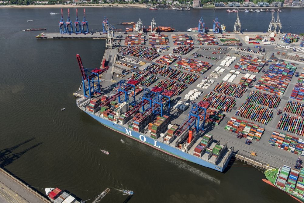 Hamburg aus der Vogelperspektive: HHLA Logistics Container Terminal Burchhardkai am Hamburger Hafen / Waltershofer Hafen in Hamburg Containerschiff MOL Triumph