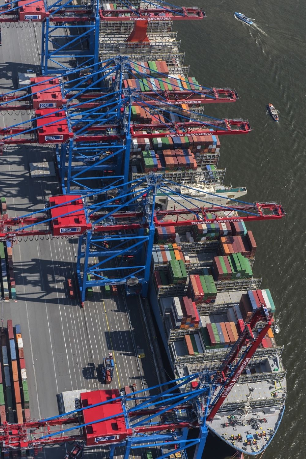 Luftaufnahme Hamburg - HHLA Logistics Container Terminal Burchhardkai am Hamburger Hafen / Waltershofer Hafen in Hamburg Containerschiff MOL Triumph