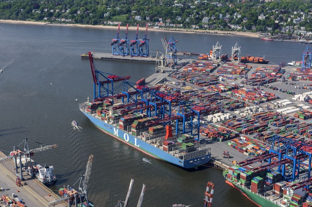 Hamburg aus der Vogelperspektive: HHLA Logistics Container Terminal Burchhardkai am Hamburger Hafen / Waltershofer Hafen in Hamburg Containerschiff MOL Triumph