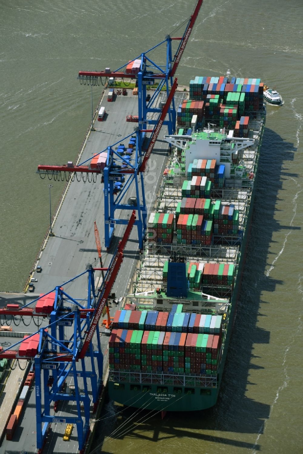 Luftbild Hamburg - HHLA Logistics Container Terminal Burchhardkai am Hamburger Hafen / Waltershofer Hafen in Hamburg Containerschiff MOL Triumph