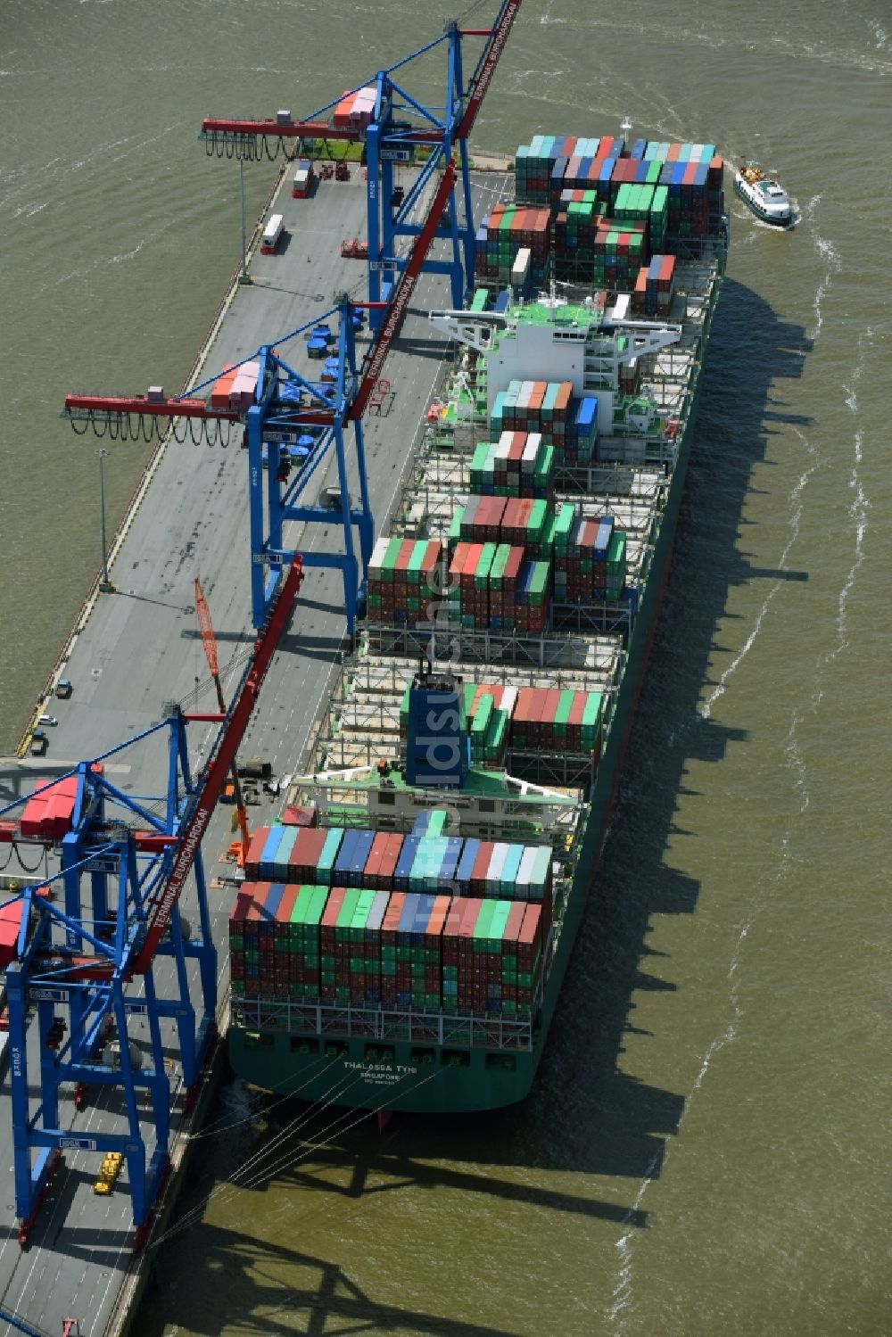 Luftaufnahme Hamburg - HHLA Logistics Container Terminal Burchhardkai am Hamburger Hafen / Waltershofer Hafen in Hamburg Containerschiff MOL Triumph