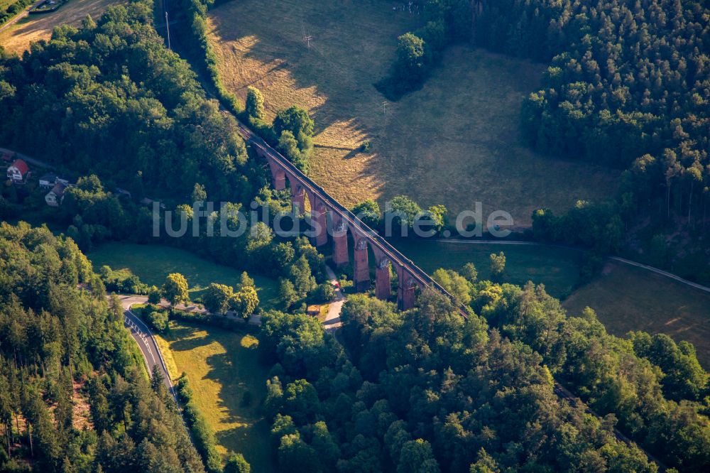 Luftbild Erbach - Himbächel-Viadukt aus rotem Sandstein des Bahn- Brückenbauwerk im Ortsteil Ebersberg in Erbach im Bundesland Hessen, Deutschland