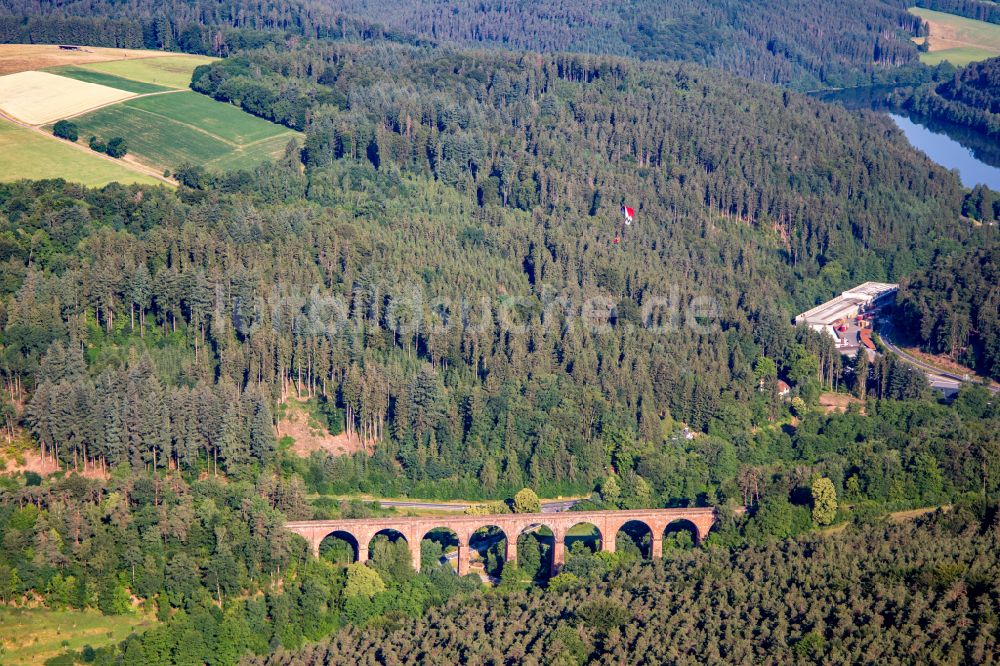 Luftaufnahme Erbach - Himbächel-Viadukt aus rotem Sandstein des Bahn- Brückenbauwerk im Ortsteil Hetzbach in Erbach im Bundesland Hessen, Deutschland