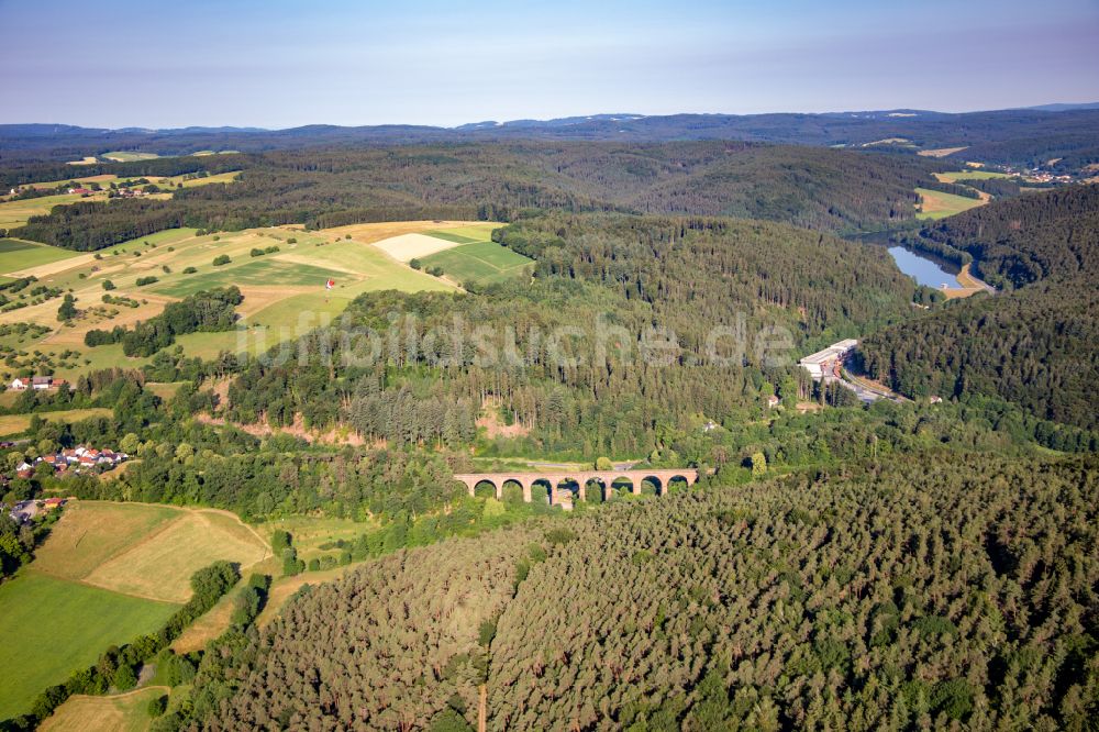 Erbach von oben - Himbächel-Viadukt aus rotem Sandstein des Bahn- Brückenbauwerk im Ortsteil Hetzbach in Erbach im Bundesland Hessen, Deutschland