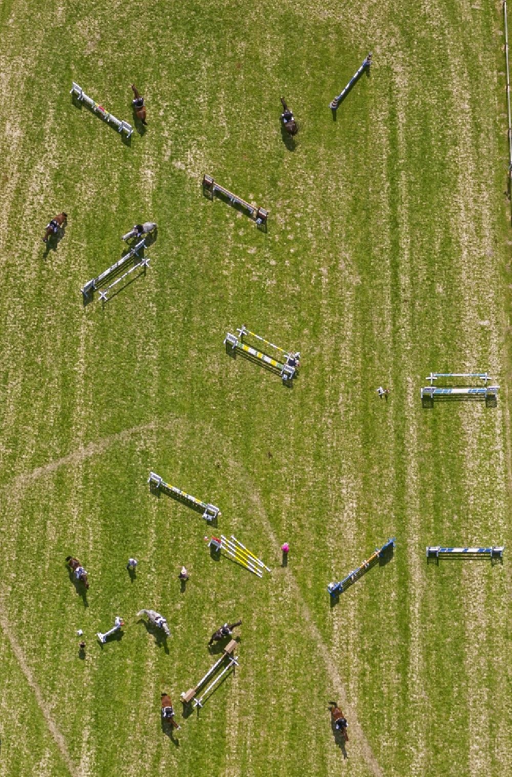 Luftbild Jüchen - Hindernisse auf dem Reitplatz während des Reitturniers beim Reit u. Fahrverein Hessen e.V. in Hamm in Nordrhein- Westfalen
