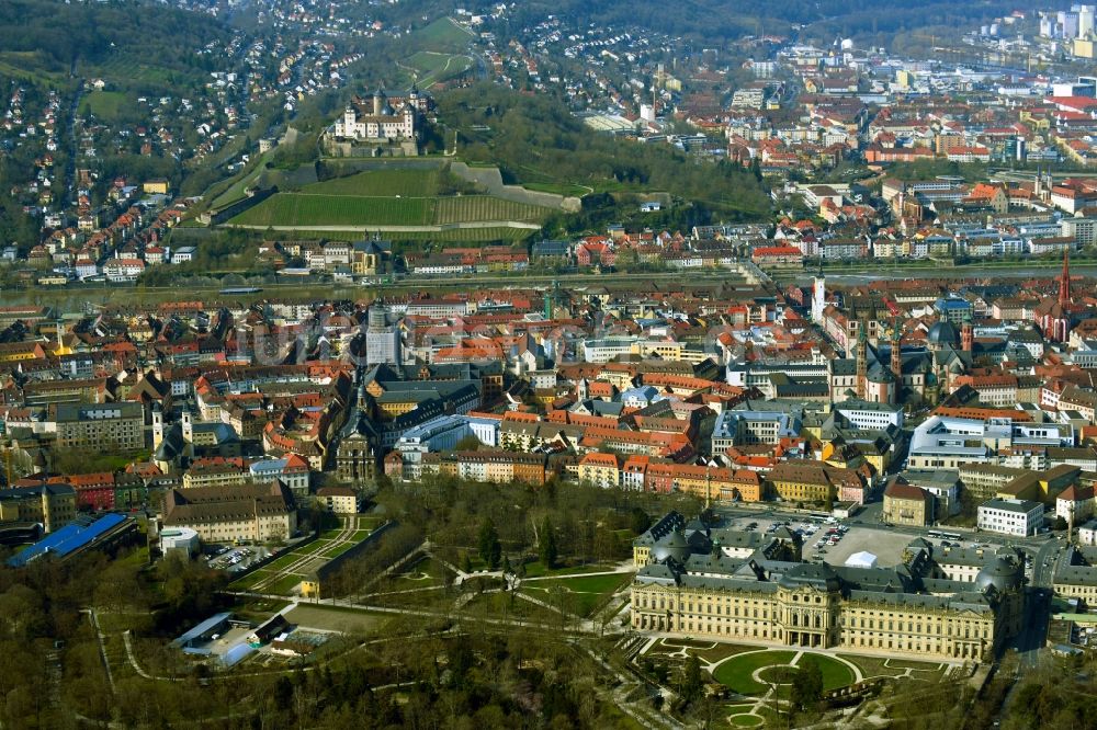 Würzburg aus der Vogelperspektive: Historische Altstadt mit Residenz und Festung Marienberg in Würzburg im Bundesland Bayern, Deutschland