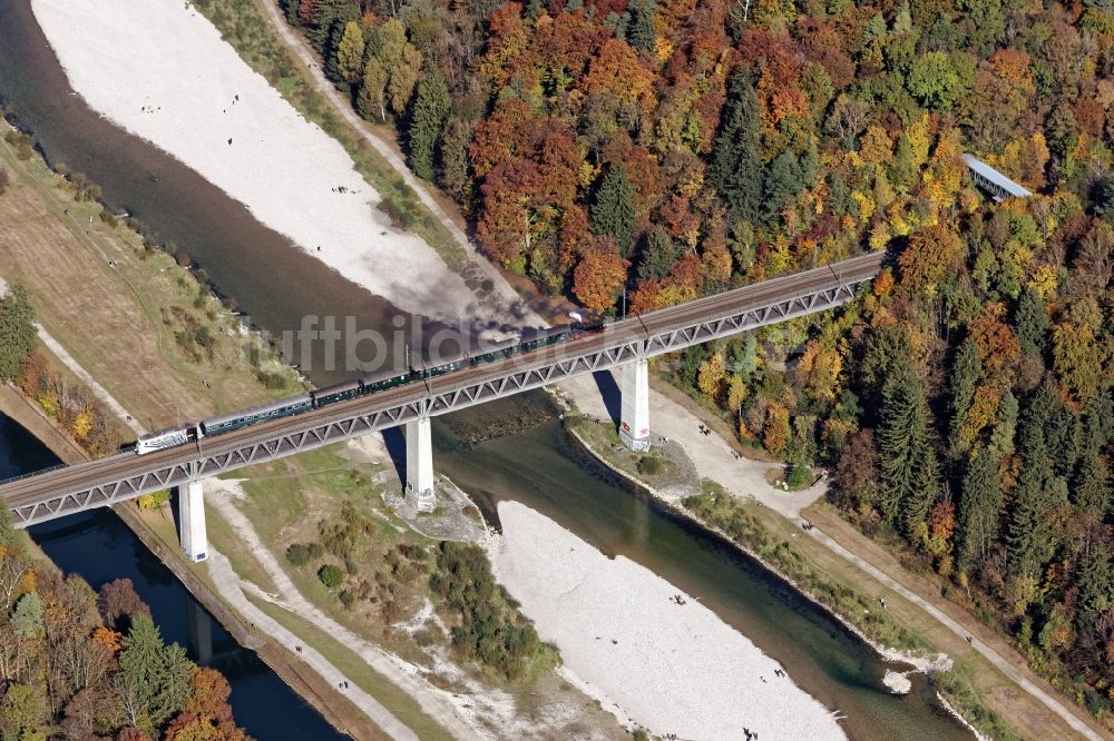 Luftaufnahme Pullach im Isartal - Historische Dampflok auf der Großhesseloher Brücke in Pullach im Isartal im Bundesland Bayern