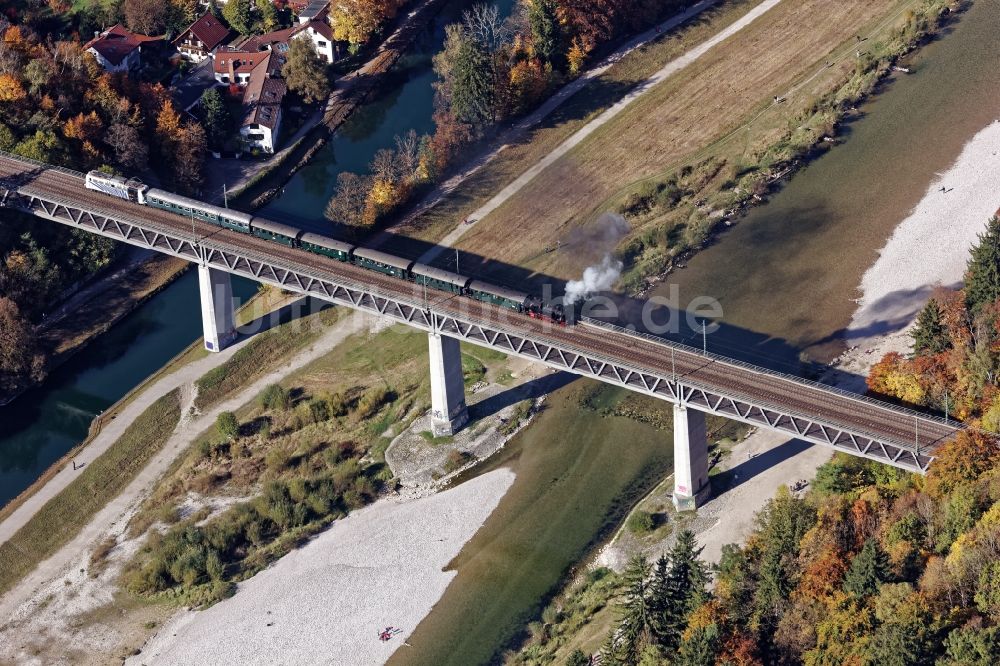 Pullach im Isartal aus der Vogelperspektive: Historische Dampflok auf der Großhesseloher Brücke in Pullach im Isartal im Bundesland Bayern