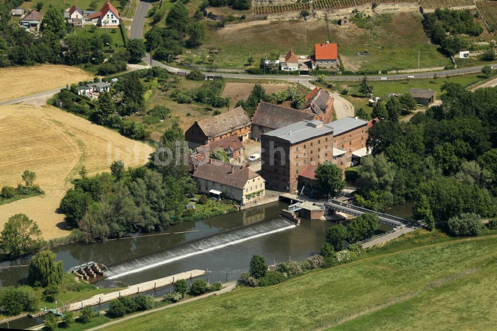 Freyburg (Unstrut) von oben - Historische Mühle am Gehöft eines Bauernhofes am Rand von bestellten Feldern im Ortsteil Zscheiplitz in Freyburg (Unstrut) im Bundesland Sachsen-Anhalt, Deutschland