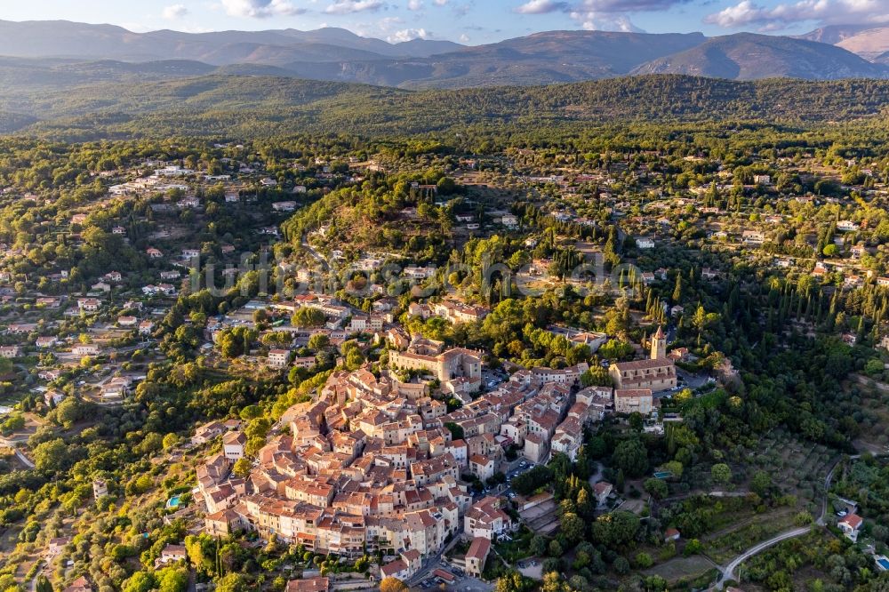Luftbild Callian - Historische Ortsansicht auf einem Hügel im Var in Callian in Provence-Alpes-Cote d'Azur, Frankreich