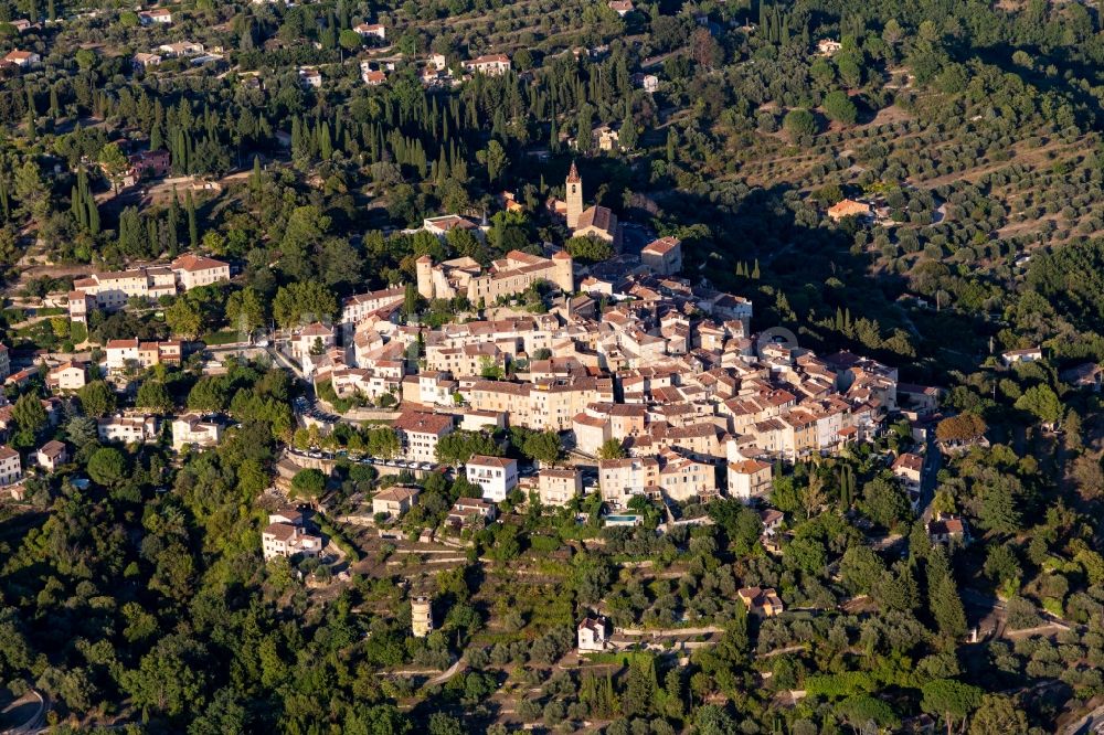 Montauroux aus der Vogelperspektive: Historische Ortsansicht auf einem Hügel im Var in Montauroux in Provence-Alpes-Cote d'Azur, Frankreich