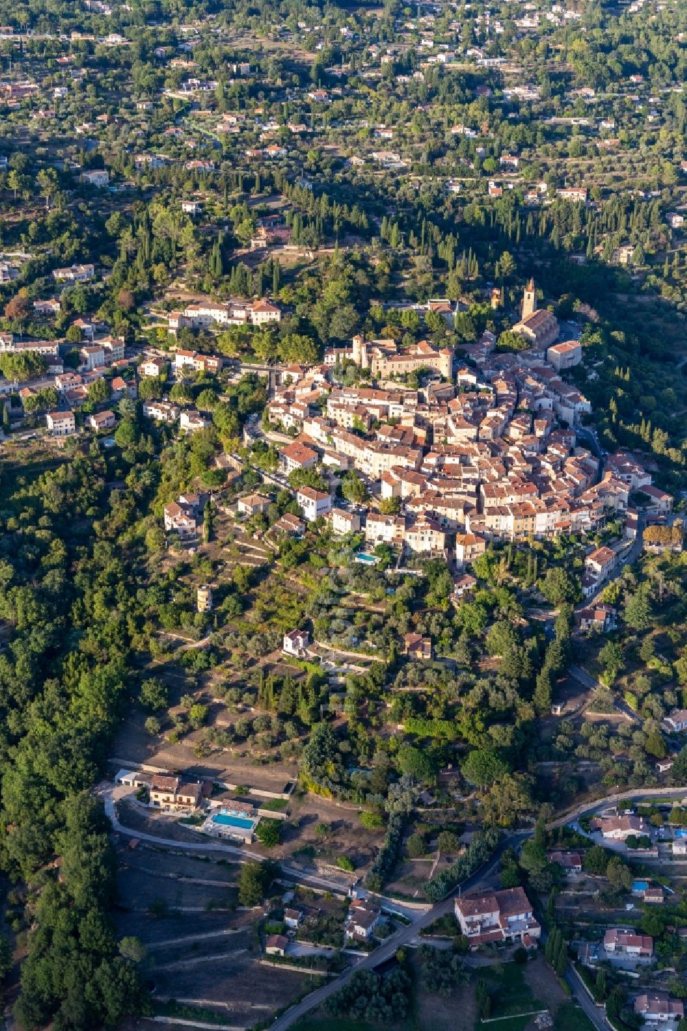Luftbild Montauroux - Historische Ortsansicht auf einem Hügel im Var in Montauroux in Provence-Alpes-Cote d'Azur, Frankreich