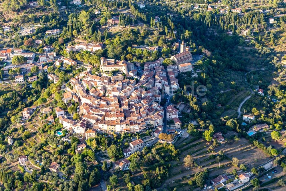 Luftaufnahme Montauroux - Historische Ortsansicht auf einem Hügel im Var in Montauroux in Provence-Alpes-Cote d'Azur, Frankreich