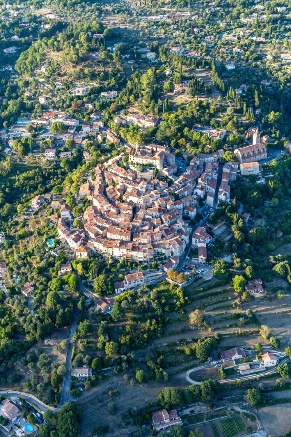 Montauroux von oben - Historische Ortsansicht auf einem Hügel im Var in Montauroux in Provence-Alpes-Cote d'Azur, Frankreich