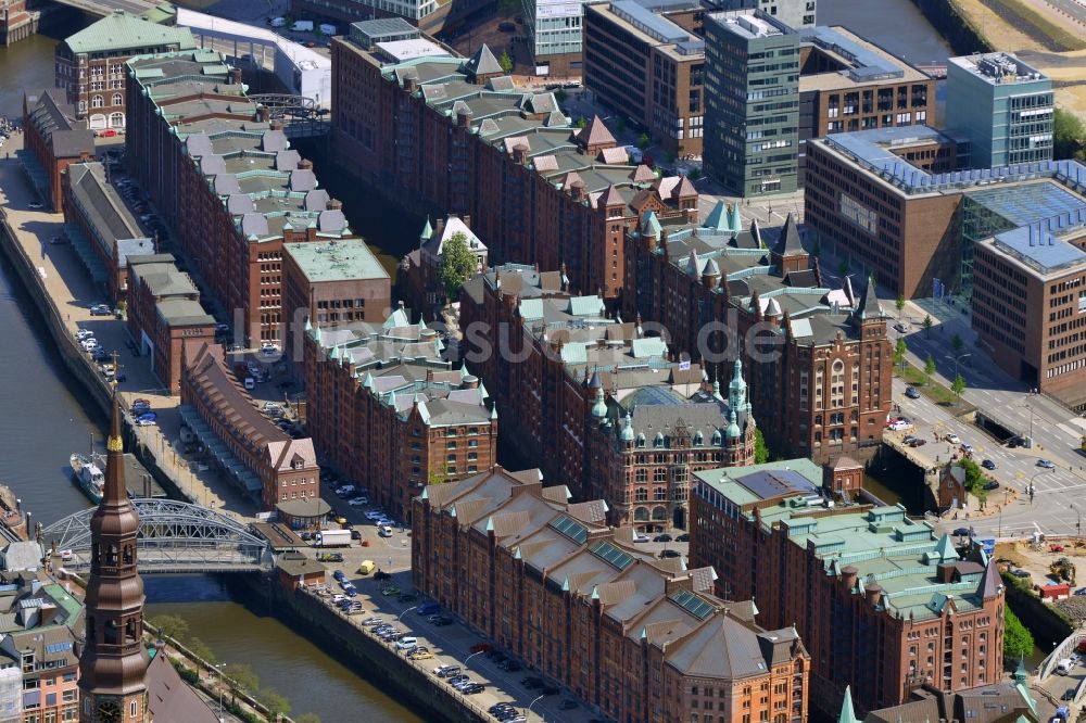 Hamburg von oben - Historische Speicherstadt am Ufer der Elbe am Kaiserkai im Hamburger Hafen