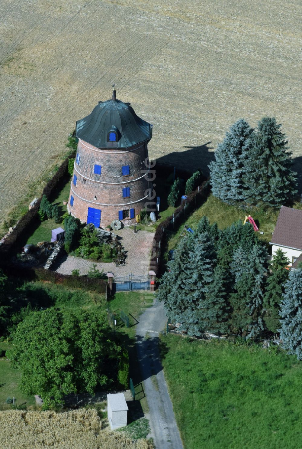 Naundorf von oben - Historische Turmwindmühle am Gehöft eines Bauernhofes am Rand von bestellten Feldern in Naundorf im Bundesland Sachsen