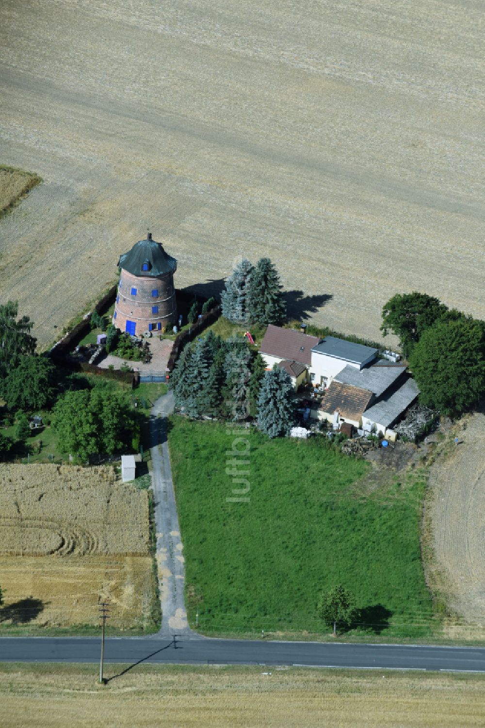 Naundorf aus der Vogelperspektive: Historische Turmwindmühle am Gehöft eines Bauernhofes am Rand von bestellten Feldern in Naundorf im Bundesland Sachsen
