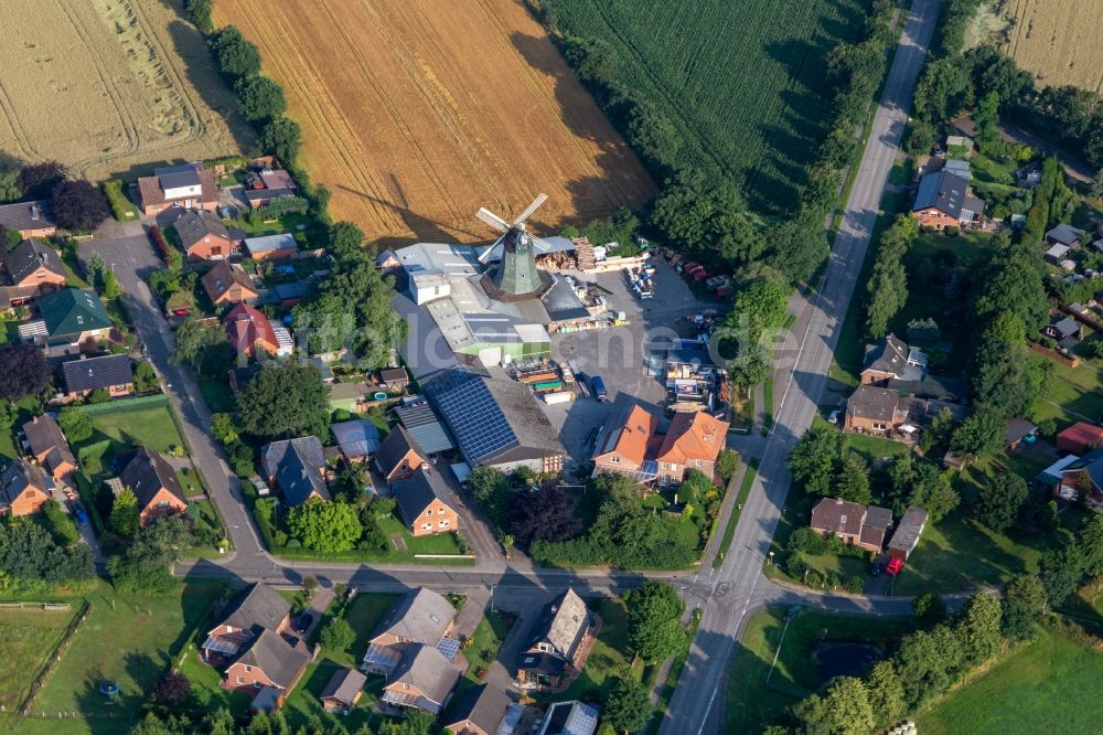 Luftbild Süderhastedt - Historische Windmühle am Gehöft eines Bauernhofes von Hass Landhandel in Süderhastedt im Bundesland Schleswig-Holstein, Deutschland