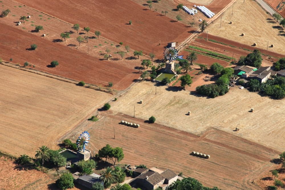 Luftaufnahme Campos - Historische Windmühle am Gehöft eines Bauernhofes am Rand von bestellten Feldern in Campos auf der balearischen Mittelmeerinsel Mallorca, Mallorca, Spanien