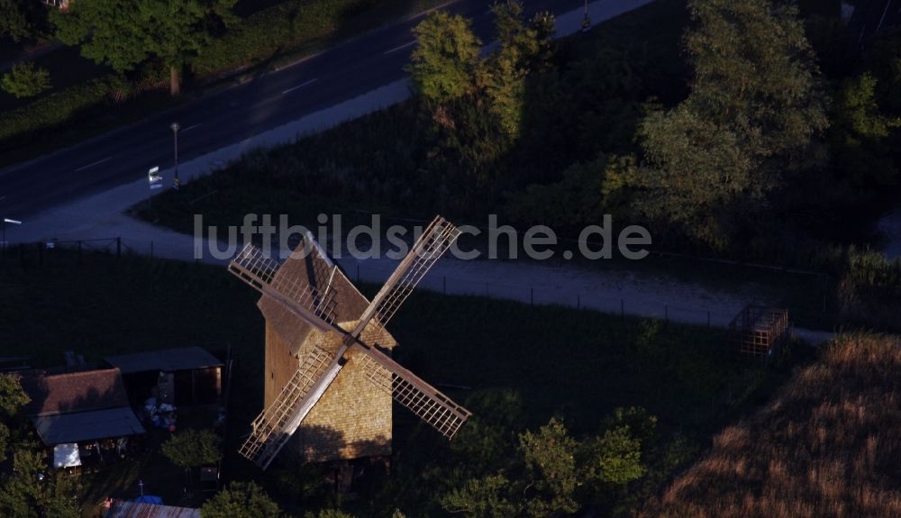 Vehlefanz von oben - Historische Windmühle am Gehöft eines Bauernhofes am Rand von bestellten Feldern in Vehlefanz im Bundesland Brandenburg