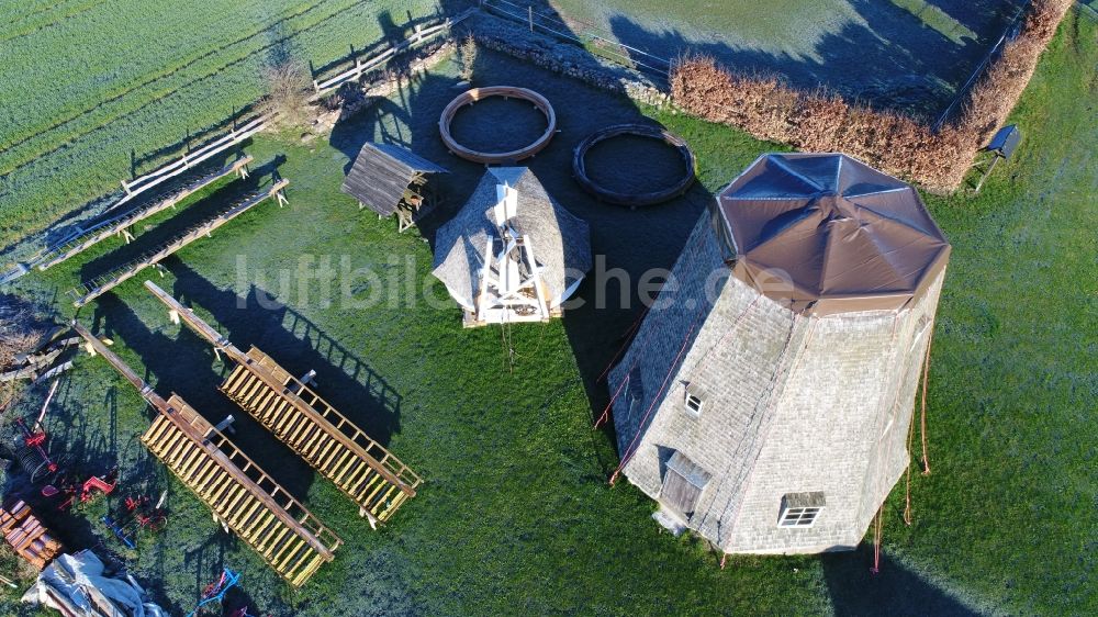 Luftaufnahme Steinhagen - Historische Windmühle am Gehöft eines Bauernhofes in Steinhagen im Bundesland Mecklenburg-Vorpommern, Deutschland