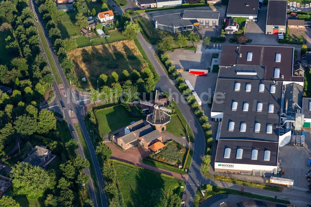 Winterswijk von oben - Historische Windmühle Venemansmolen und Wiggers Lijstsprofielen BV in Winterswijk in Gelderland, Niederlande