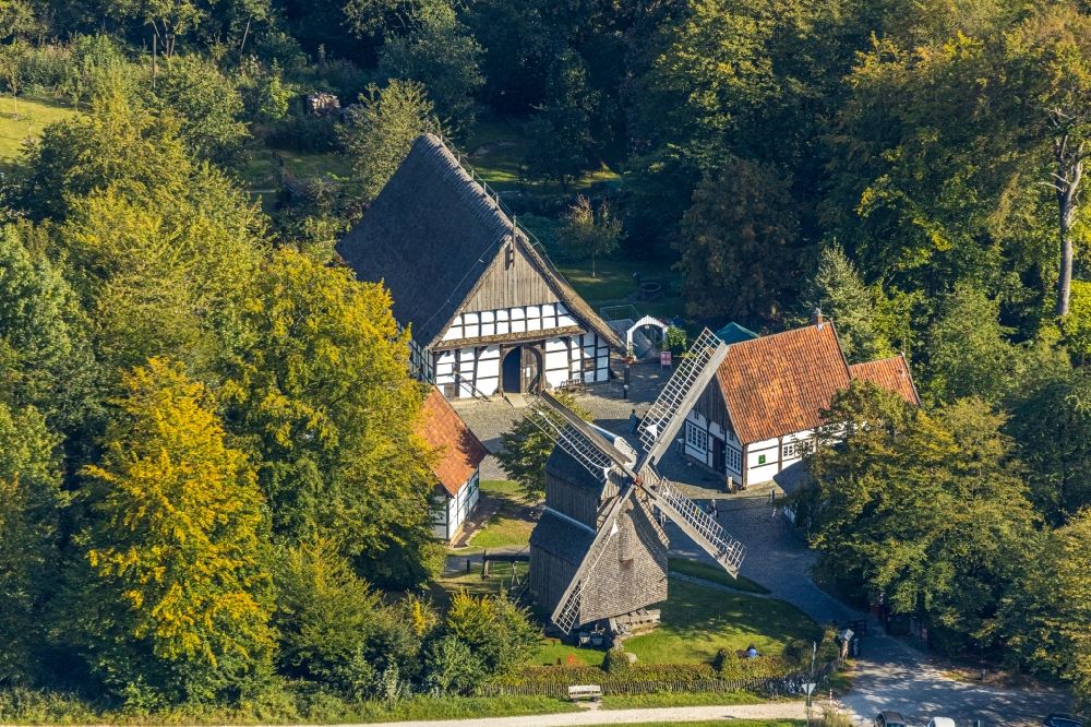 Bielefeld von oben - Historische Windmühle am Gehöft eines Bauernhofes an der Dornberger Straße in Bielefeld im Bundesland Nordrhein-Westfalen, Deutschland