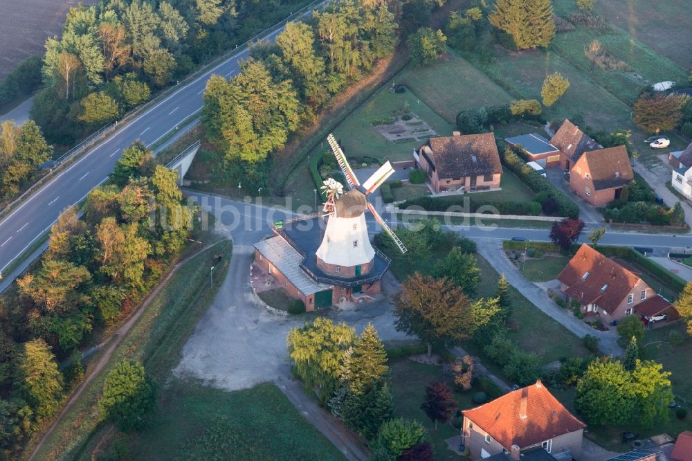 Artlenburg von oben - Historische Windmühle am Gehöft eines Bauernhofes am Rand von bestellten Feldern in Artlenburg im Bundesland Niedersachsen, Deutschland