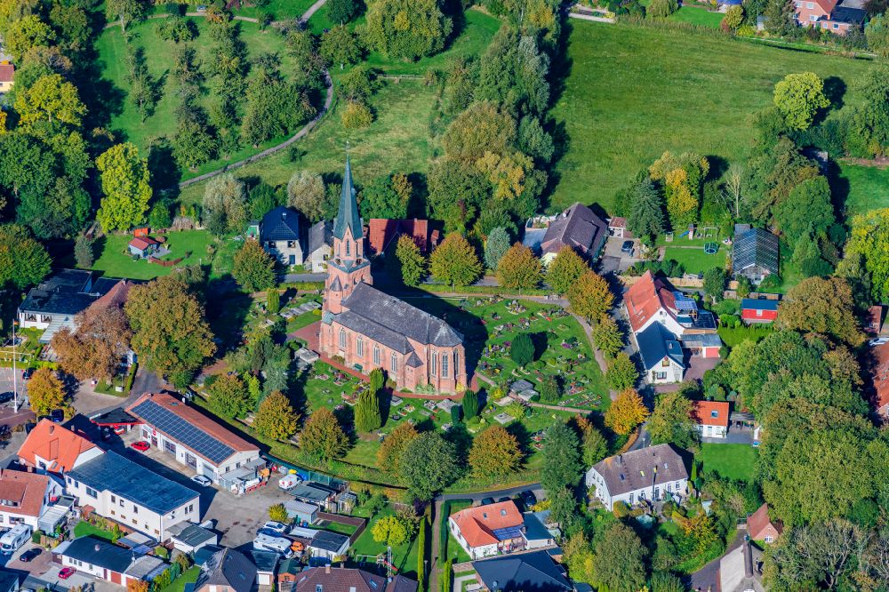 Luftaufnahme Butjadingen - Historischer Altbau- Gebäudekomplex in Butjadingen Burhave im Bundesland Niedersachsen, Deutschland