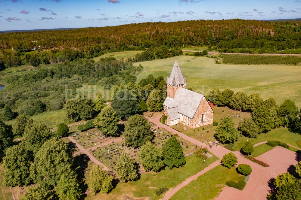 Luftaufnahme Finströms kyrka - Historischer Altbau- Gebäudekomplex in Finströms kyrka in Alands landsbygd, Aland
