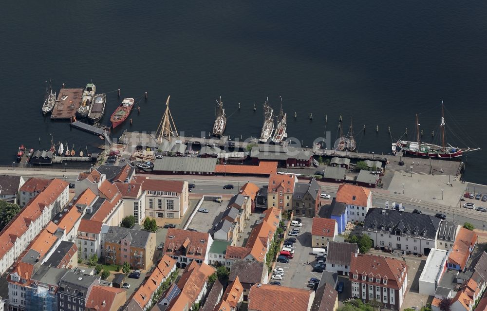 Flensburg von oben - Historischer Hafen in Flensburg im Bundesland Schleswig-Holstein