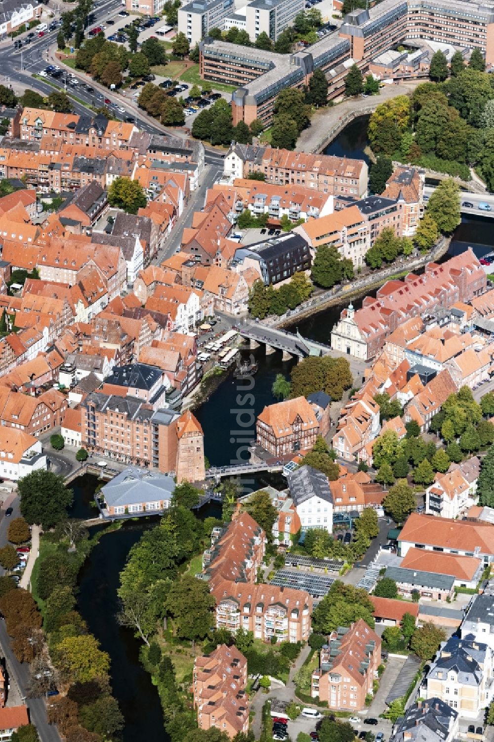 Luftaufnahme Lüneburg - Historischer Hafen mit Lüner Mühle Restaurant & Vinothek sowie das Spa und Wellness Bergströmin Lüneburg im Bundesland Niedersachsen, Deutschland