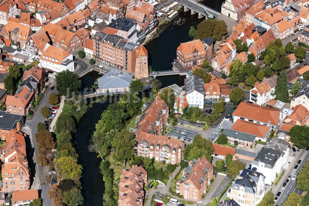 Lüneburg von oben - Historischer Hafen mit Lüner Mühle Restaurant & Vinothek sowie das Spa und Wellness Bergströmin Lüneburg im Bundesland Niedersachsen, Deutschland
