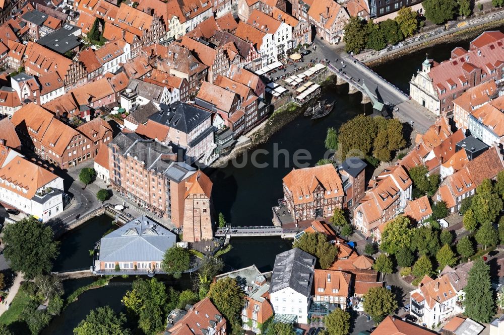 Lüneburg von oben - Historischer Hafen mit Lüner Mühle Restaurant & Vinothek sowie das Spa und Wellness Bergströmin Lüneburg im Bundesland Niedersachsen, Deutschland