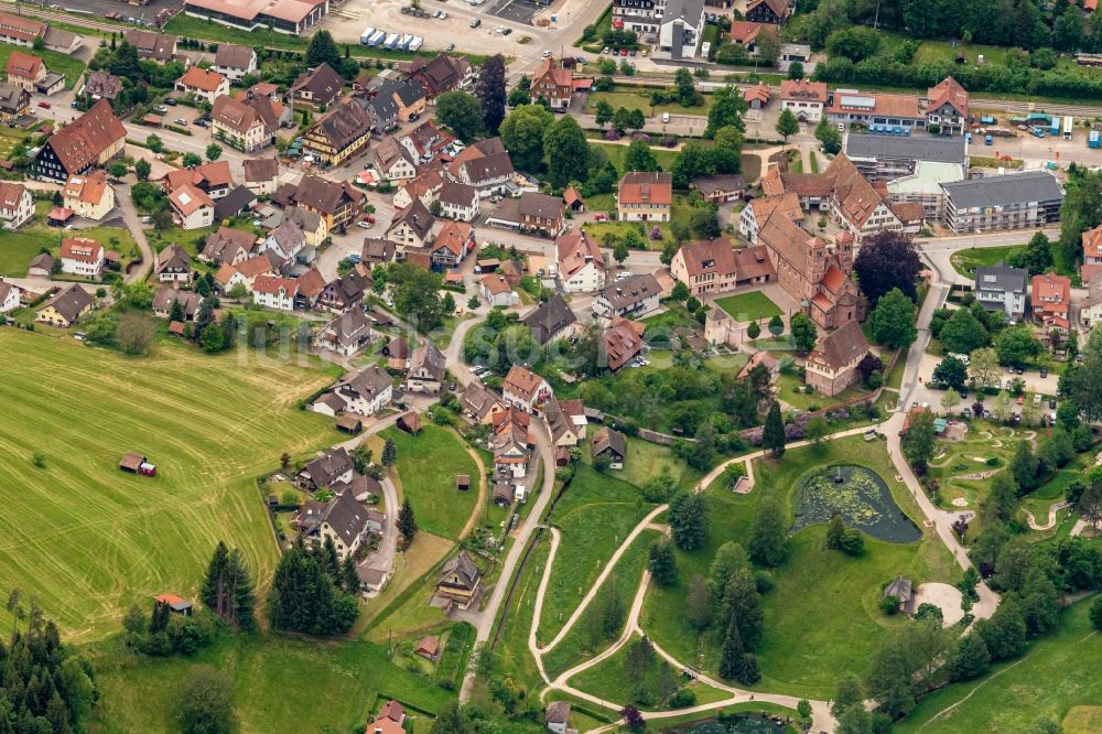 Luftaufnahme Klosterreichenbach - Historischer Ortskern mit Kirche in in Klosterreichenbach, Gemeinde Baiersbronn im Bundesland Baden-Württemberg, Deutschland