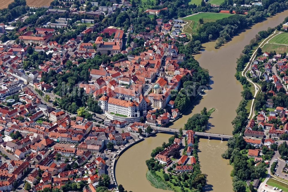 Neuburg an der Donau von oben - Historisches Altstadt- Zentrum von Neuburg an der Donau im Bundesland Bayern
