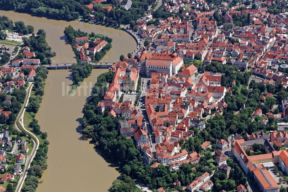 Luftaufnahme Neuburg an der Donau - Historisches Altstadt- Zentrum von Neuburg an der Donau im Bundesland Bayern