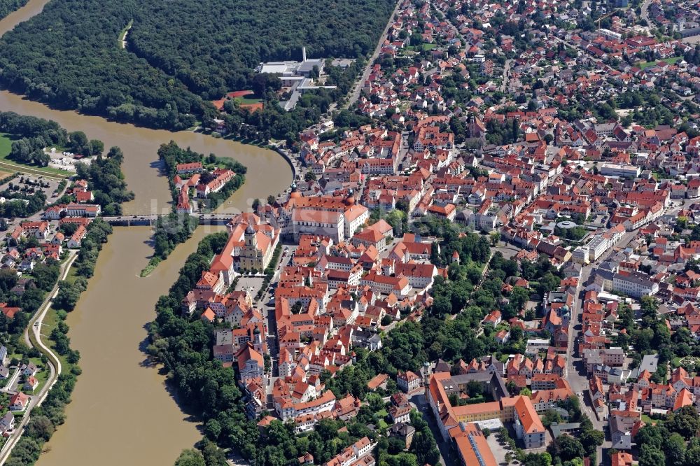 Neuburg an der Donau von oben - Historisches Altstadt- Zentrum von Neuburg an der Donau im Bundesland Bayern